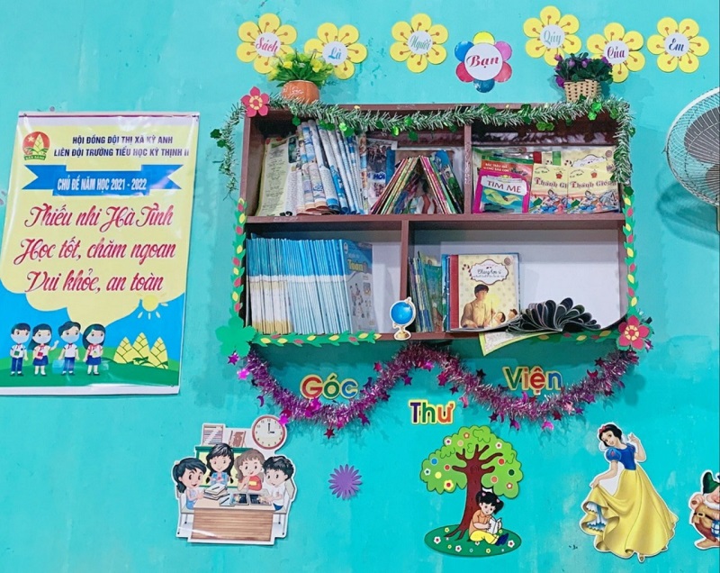 Mẫu trang trí tường lớp học kết hợp thư viện mini